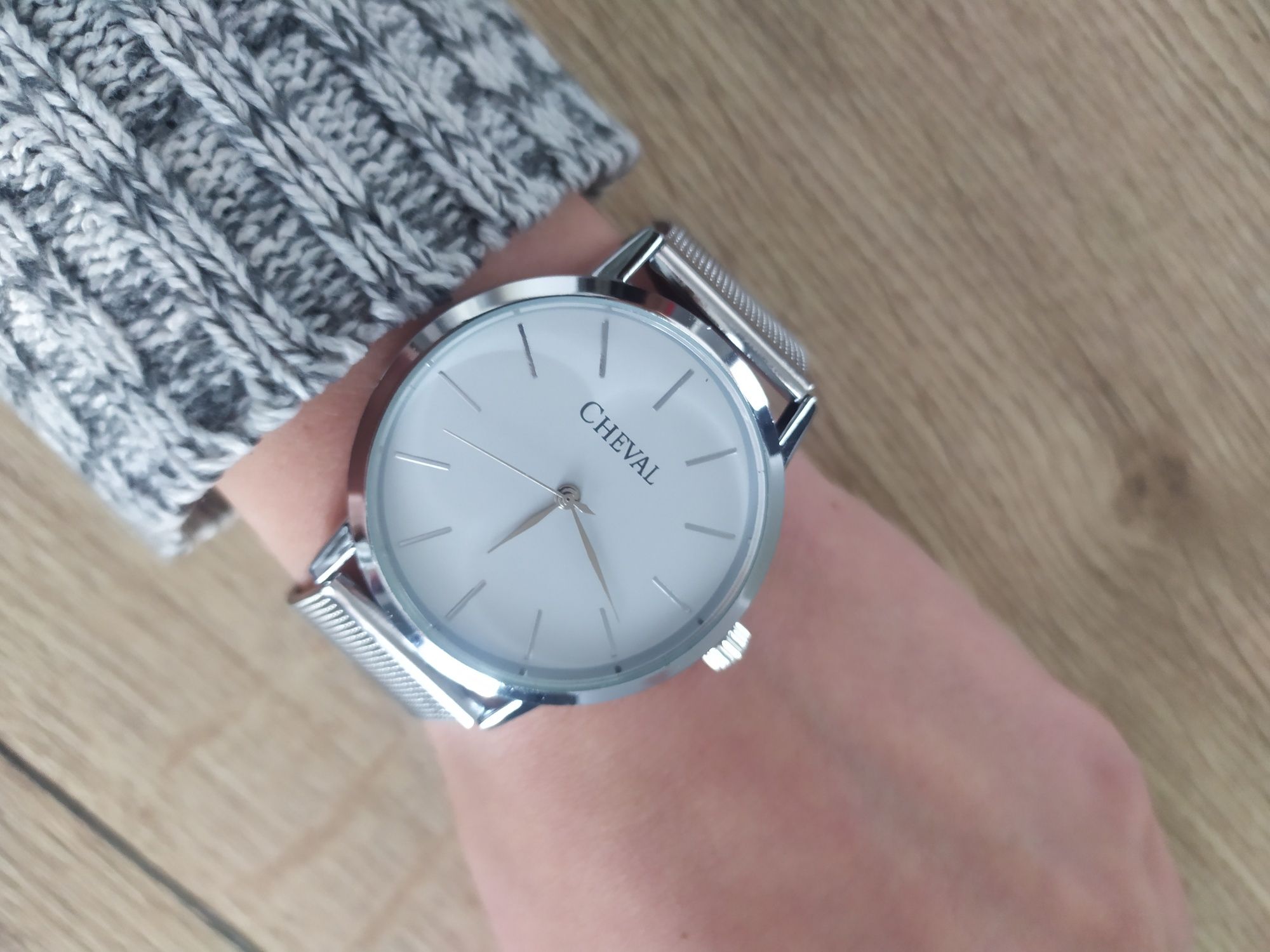 Zegarek damski nowy w kolorze srebnym