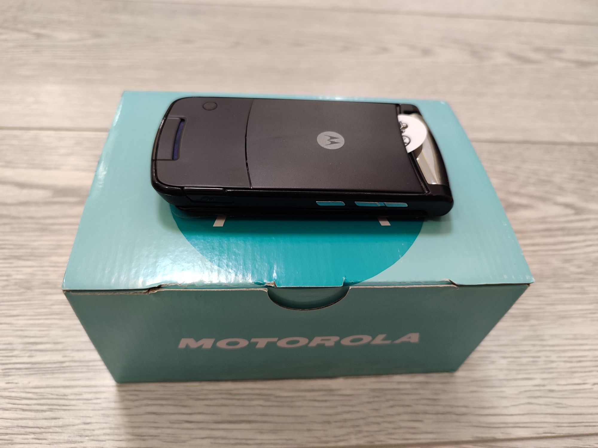 Мобильный телефон Motorola V8 Black/Gold 2gb