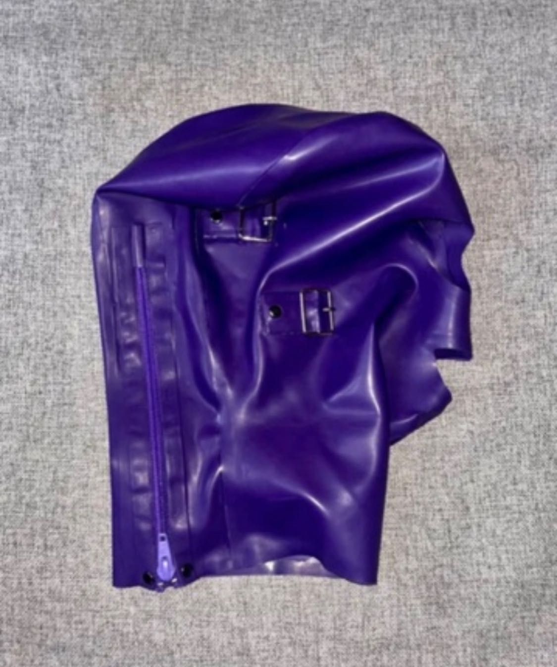 974/ Teatr Bal OD RĘKI M fioletowa maska latex lateks 04mm z wkładką