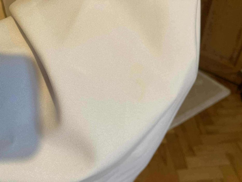 Biała Alba komunijna w zestawie z zielonym wiankiem torebką i rękawicz