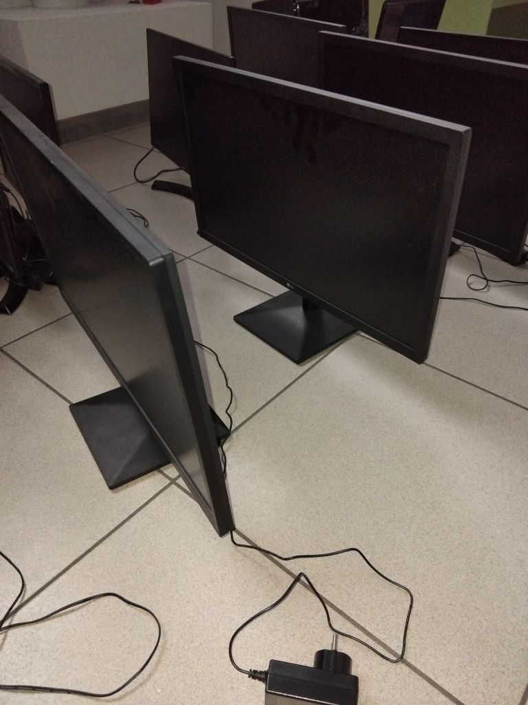 Монитор компьюторний LG 22