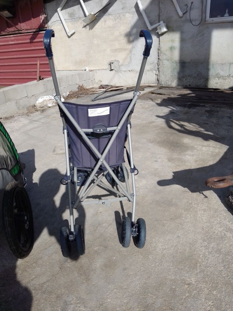 Brinquedo de bebé e carrinho