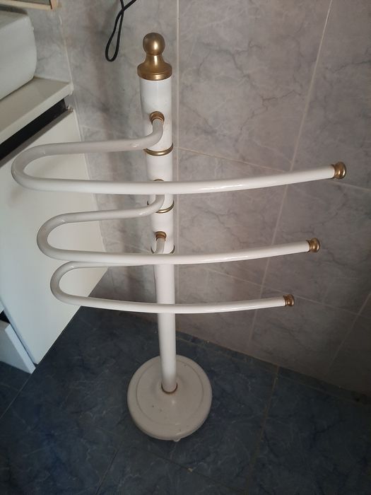 Toalheiro Branco de Casa de Banho