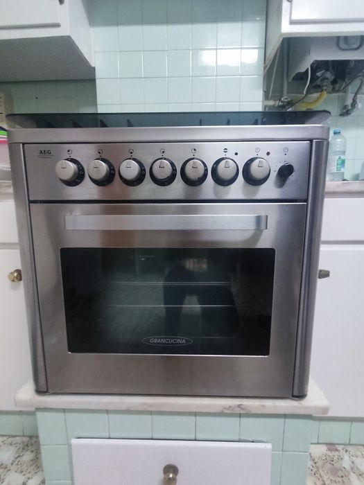 Fogão com 5 bicos a gás e forno. Como novo.