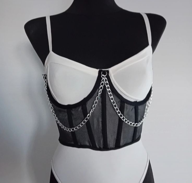 Seksowny gorset z łańcuszkami