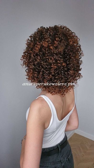 Peruka brązowa afro loki włosy jak naturalne