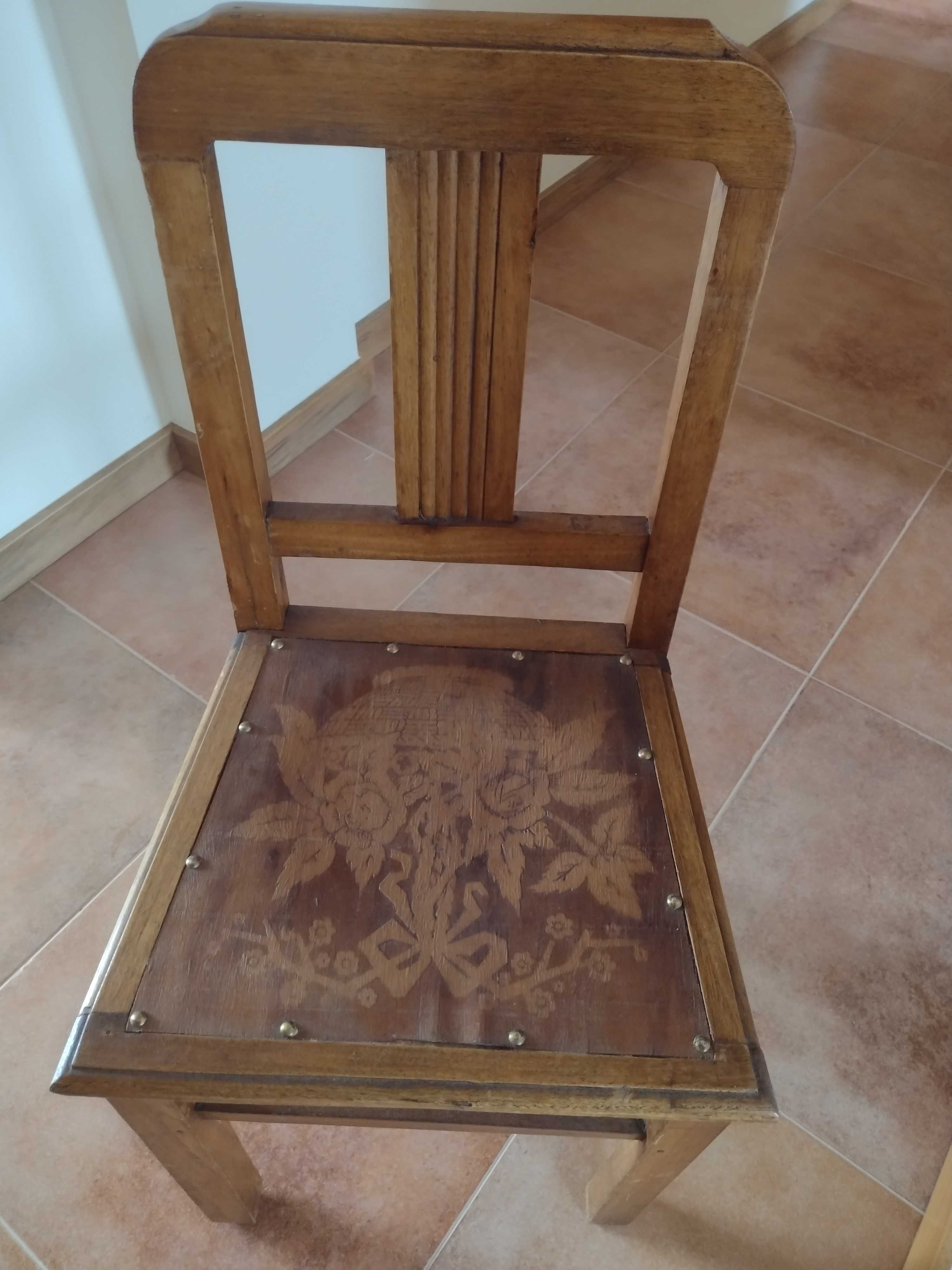 Cadeiras muito antigas (bom estado - necessidade de pequeno restauro]