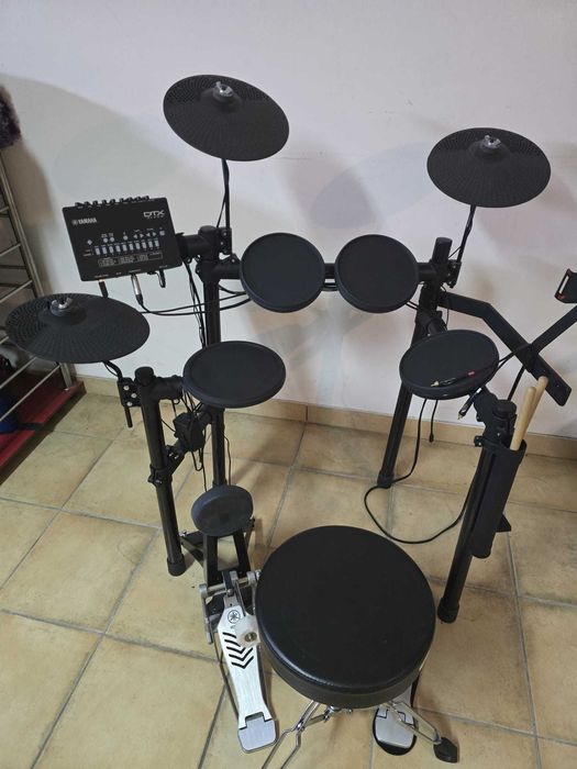 Yamaha Dtx452K e banco Pearl como nova