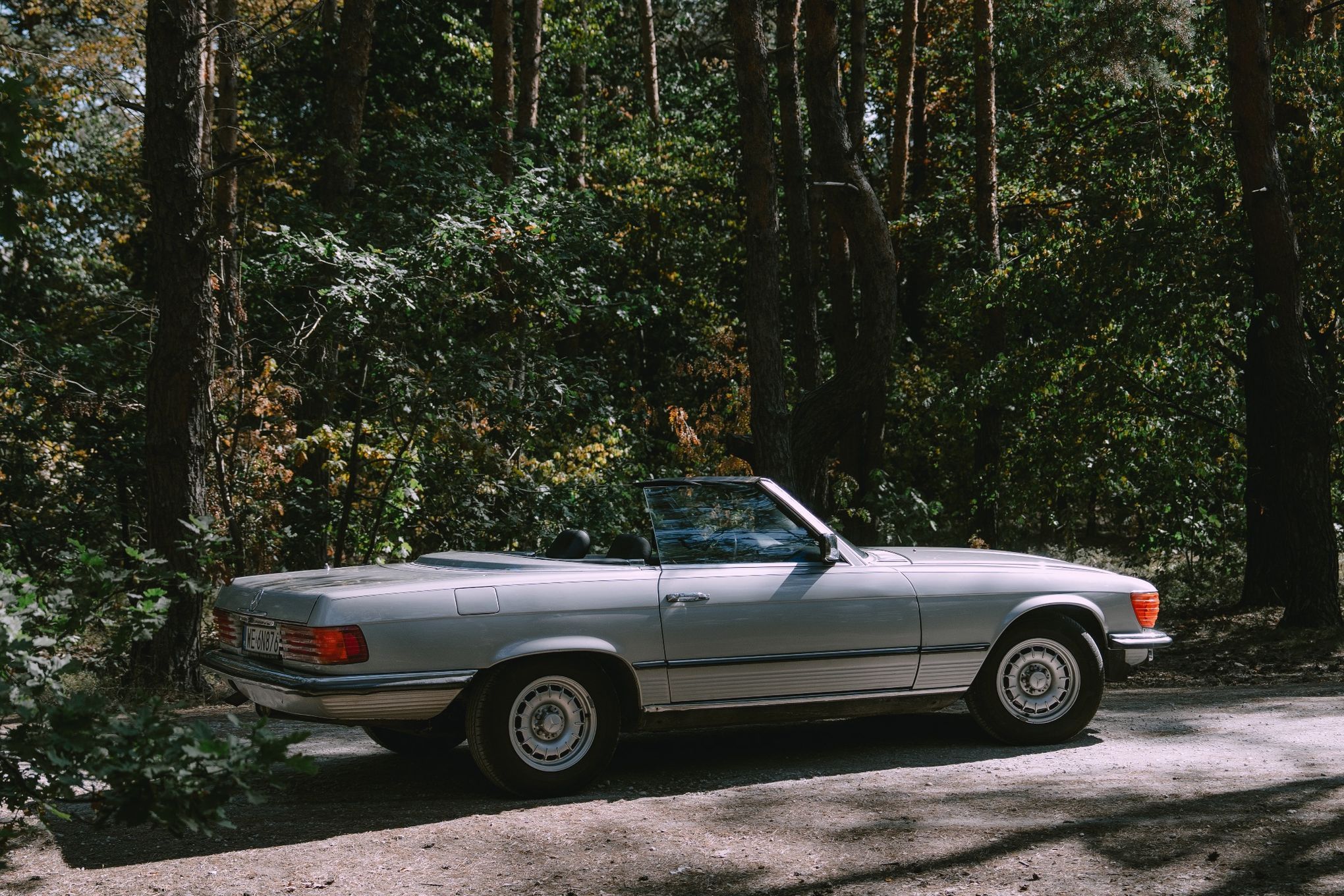 Mercedes-Benz SL Mercedes R107 gotowy na przejażdżki pod gołym niebem