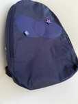 Mochila azul escura pequena