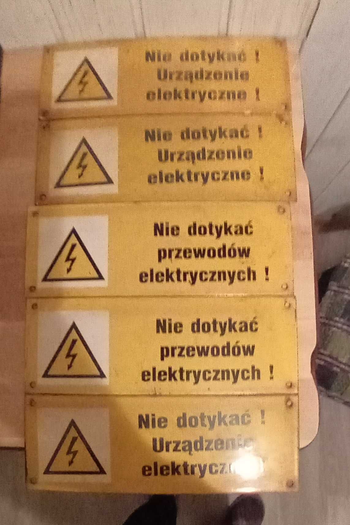 tablice nie dotykać przewodów elektrycznych