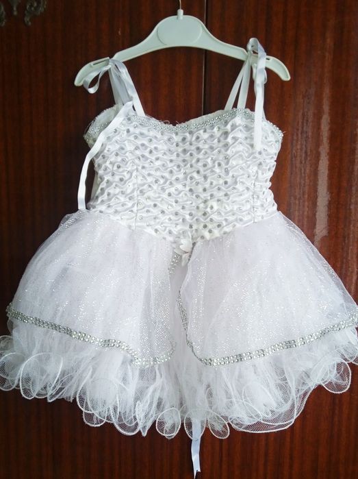 Святкова сукня і шубка на 3-4,5 рочки.