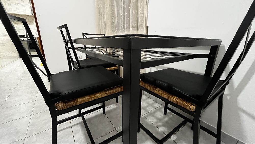Mesa de Jantar + 4 Cadeiras