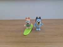 Figurki Bluey + Bingo + deska surfingowa