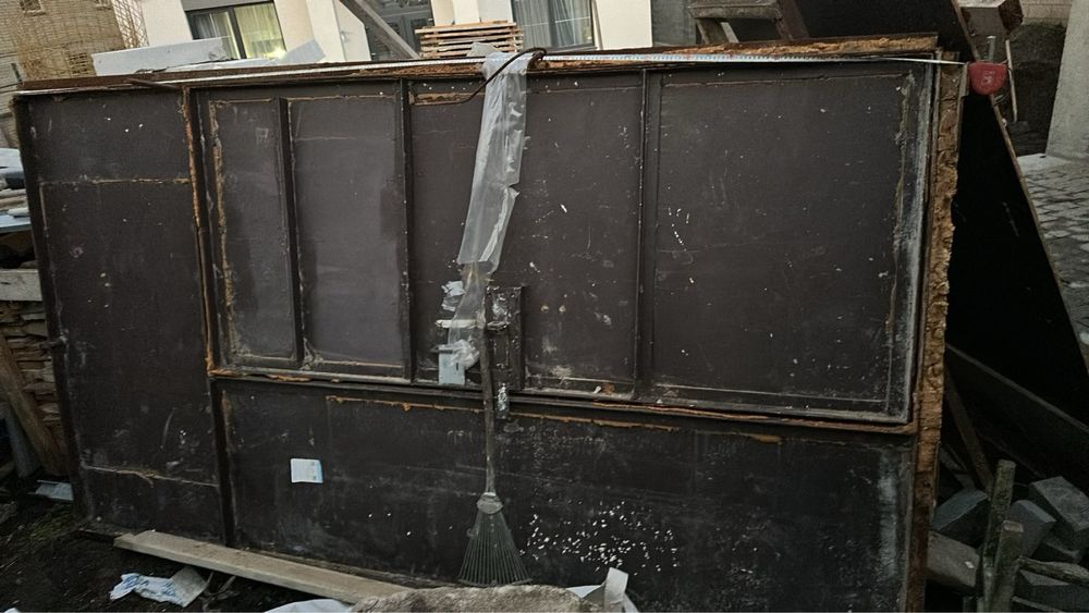 Двері на будівництво