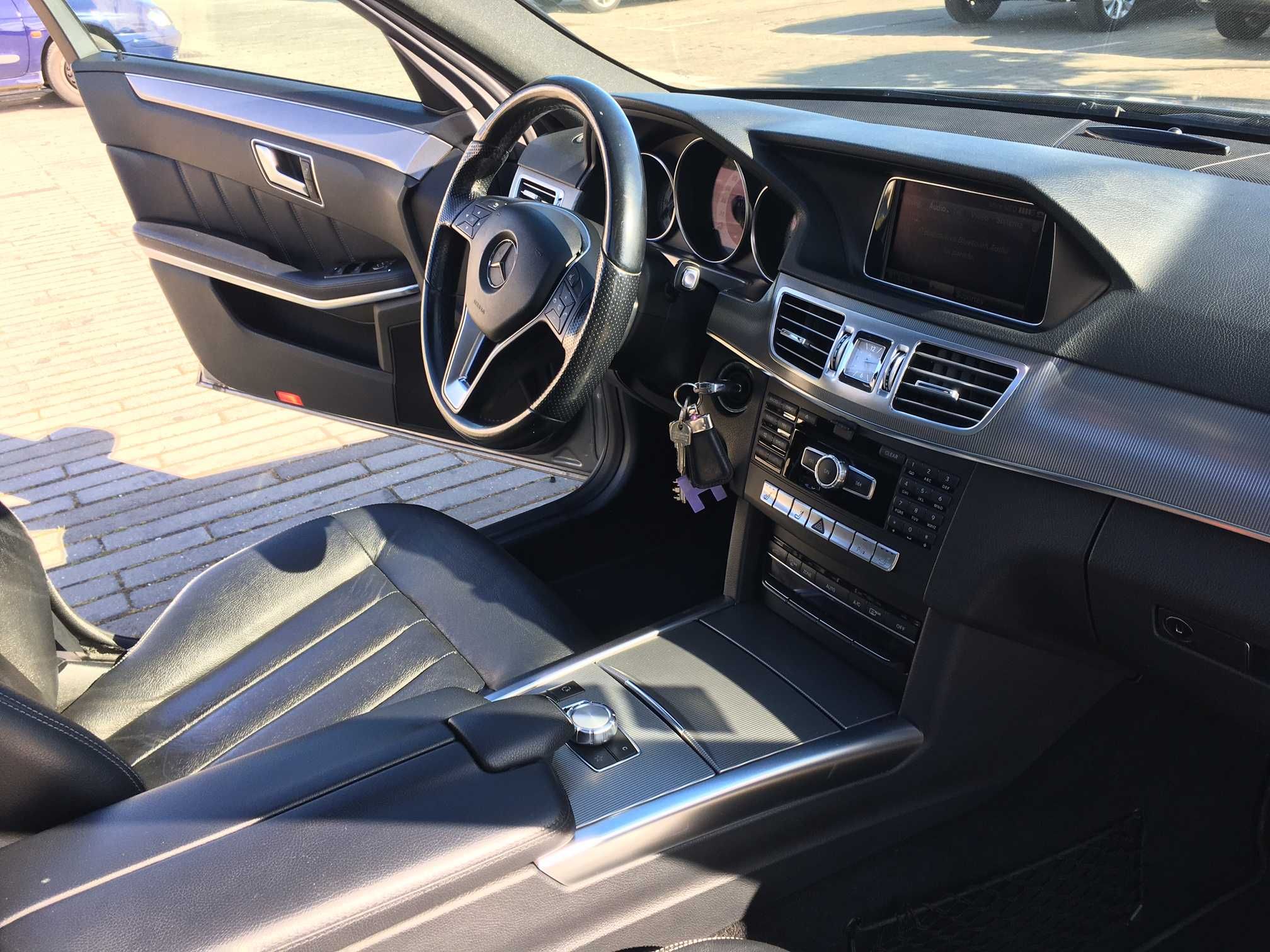 Mercedes E300 Hybrid 2015 com teto panorâmico
