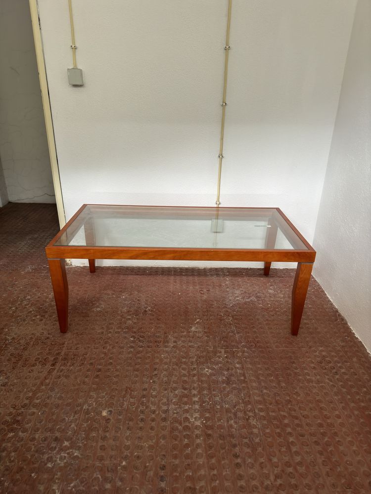 Mesa de centro com tampo em vidro