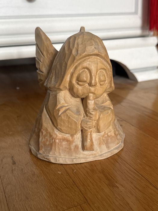 Anioł z drewna rzeźbiony