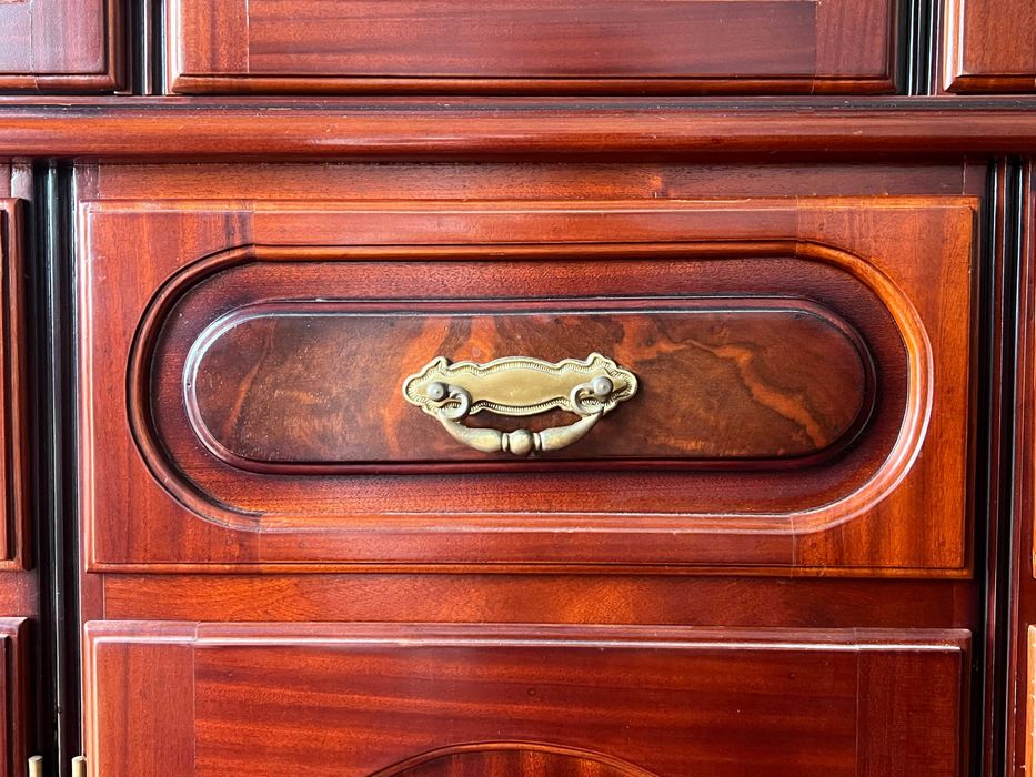 Móvel aparador de sala, em madeira de carvalho em ótimo estado