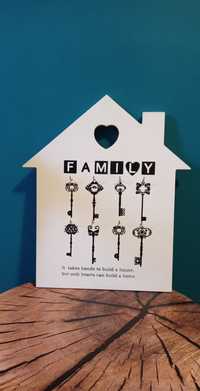 Wieszak na klucze biały domek z napisem "Family"