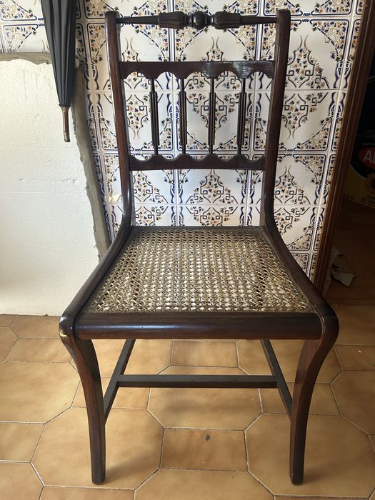 Tenho 6 cadeiras em maciça e palhinha