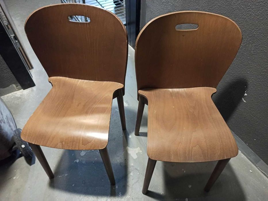 Krzesła w brązowym kolorze "Peged Meble SA"