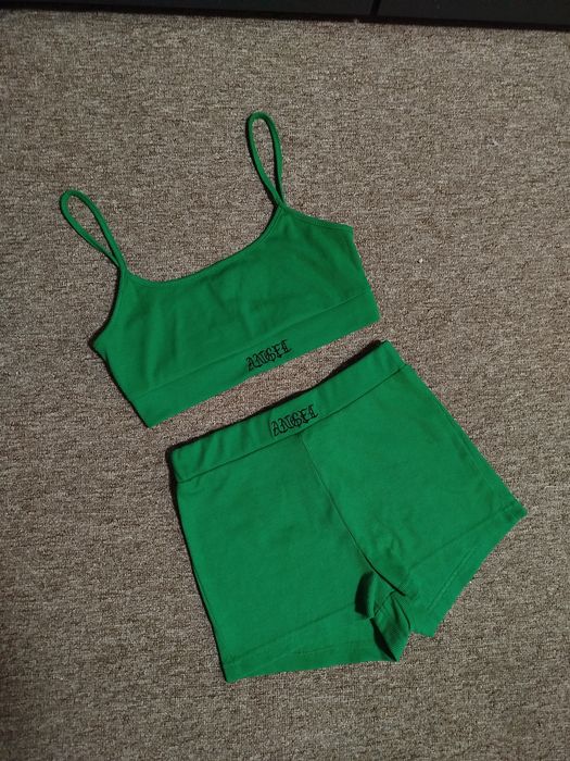 Женский костюм новый  в рубчик топ и шорты с надписью