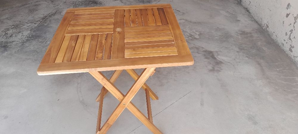 Mesa de jardim em Madeira