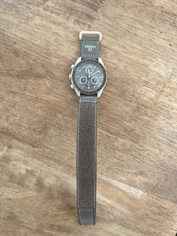 Omega x Swatch SO33T103 Desert - Kolory Piasku i Złota