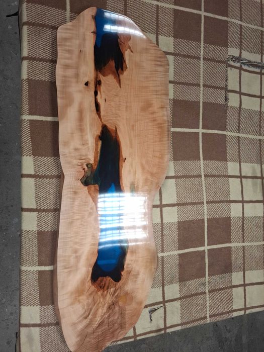 Wyjątkowy blat/dekor drewniany z żywicą – ręcznie wykonany