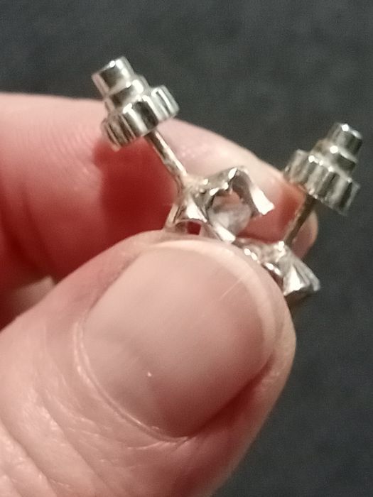 Серебряные серьги.