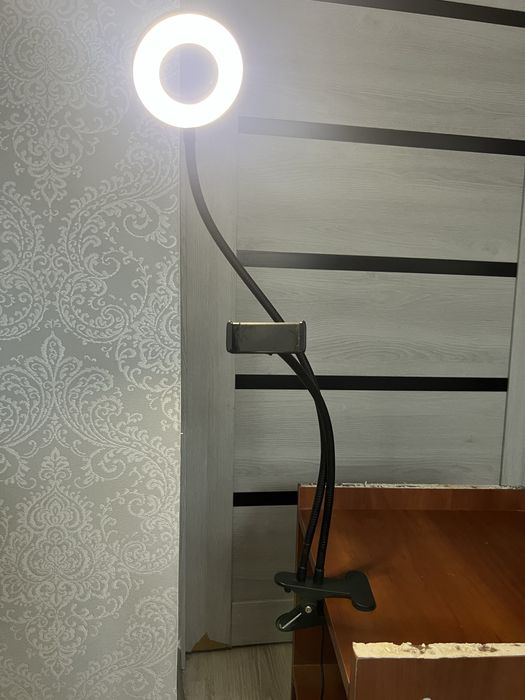 Штатив із  лед лампою