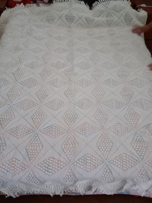 7 Colchas feitas á mão em crochê linha branca e uma de lã cor verde