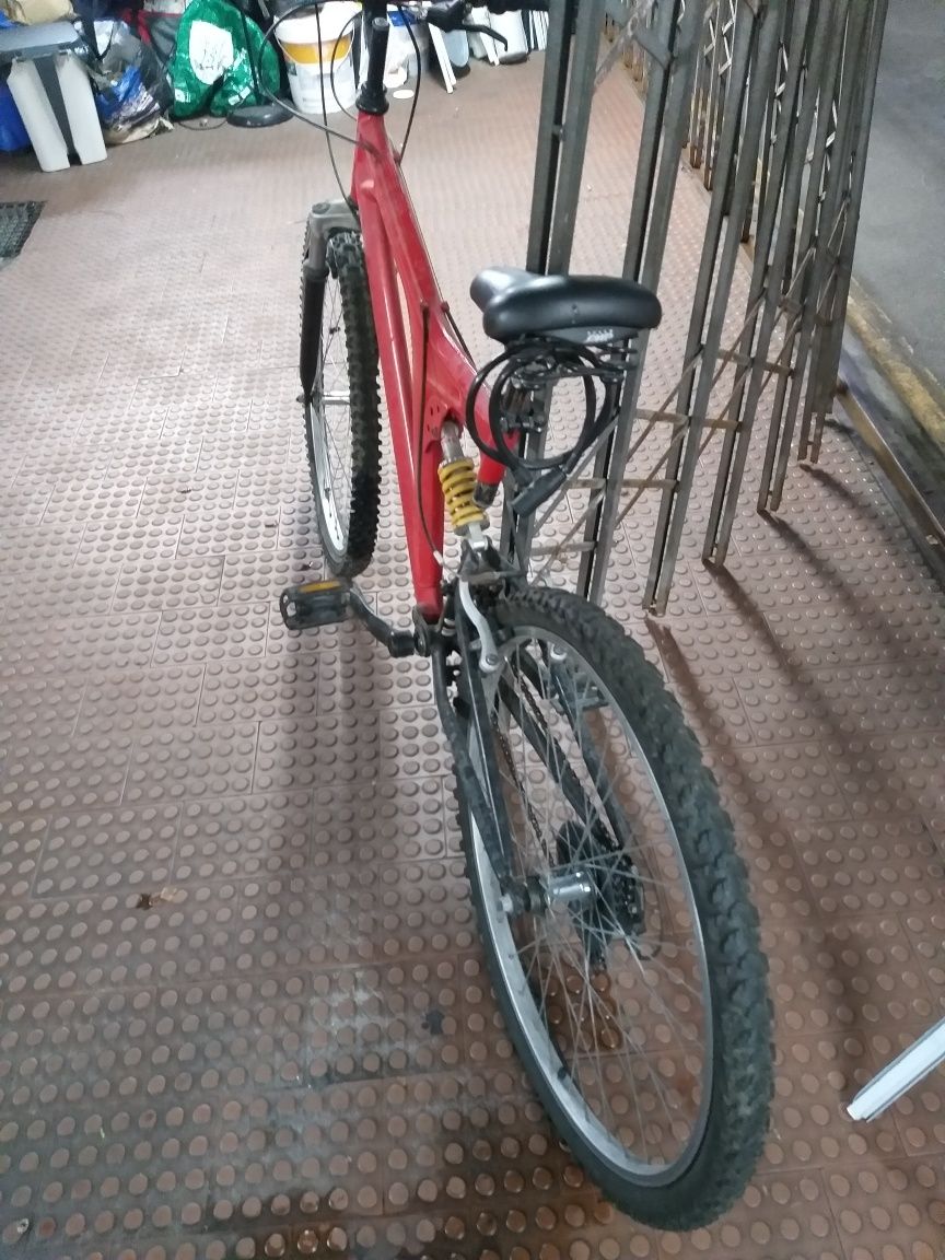 Bicicleta roda 26 montanha com amortecedor impecável.