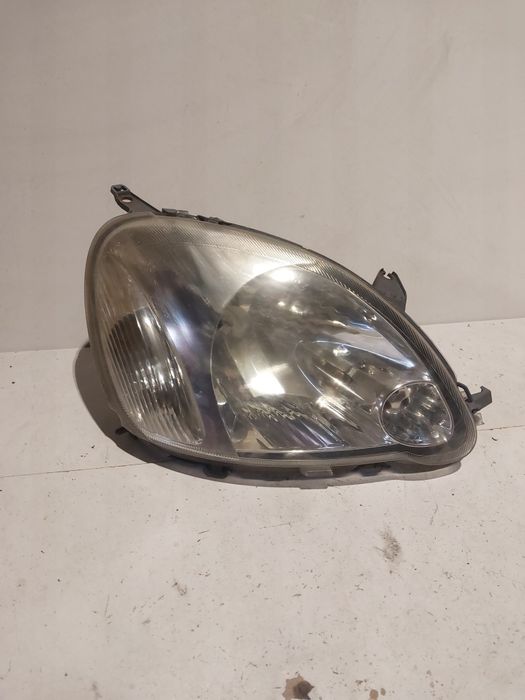 Toyota yaris Lift I 1 prawa lampa przednia reflektor prawy