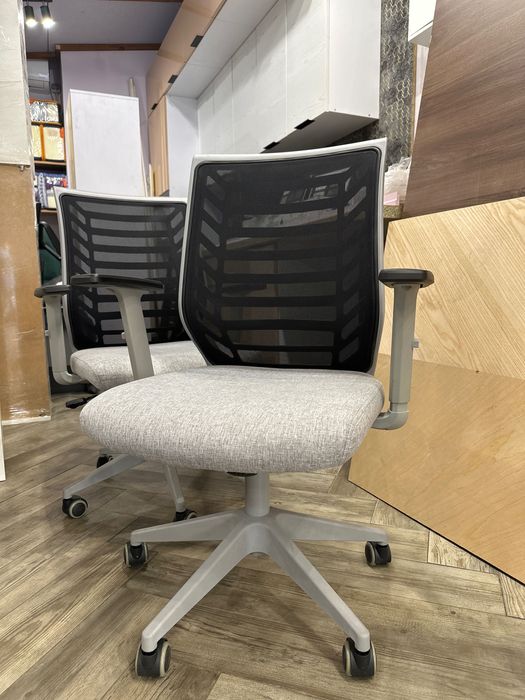 Комп'ютерне крісло поворотне Q-320 Чорний/Сірий