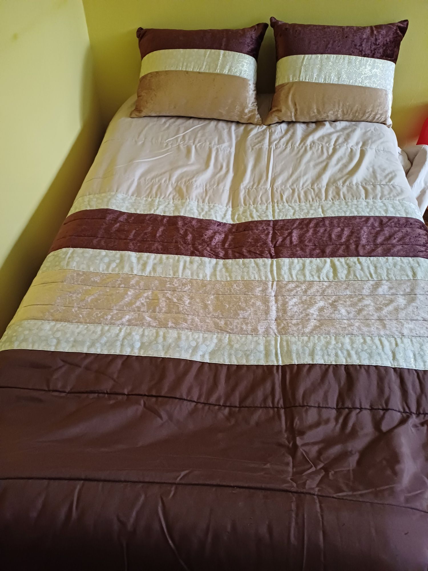 Coberta cama de casal +4 almofadas. 15 euros.
