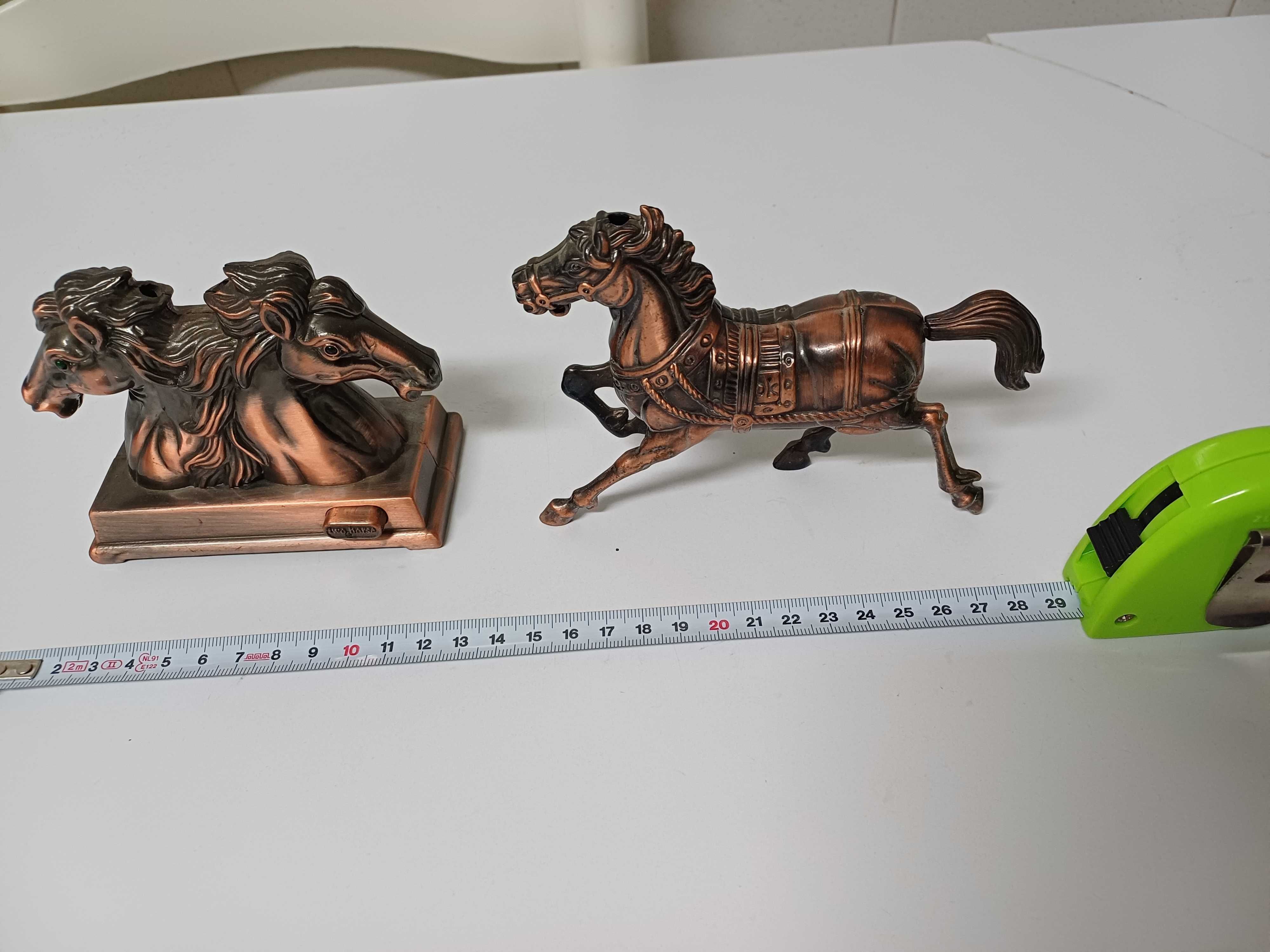 Isqueiros em forma de cavalo em metal 2 unidades