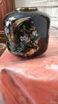 Pote decorativo preto com motivos dourados