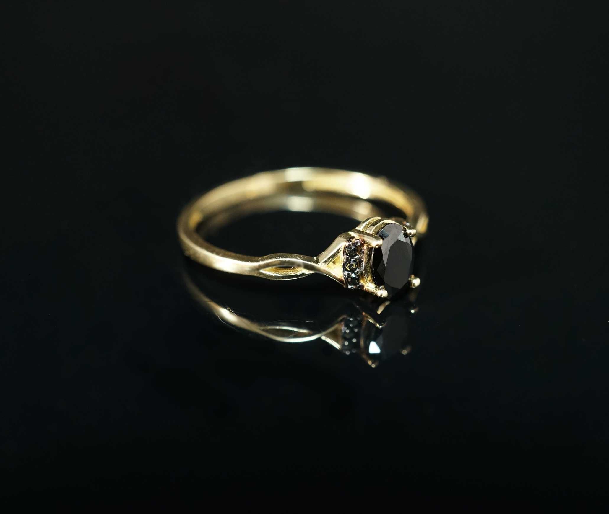 Złoto 585 - złoty pierścionek z czarnymi cyrkoniami. Rozm 16