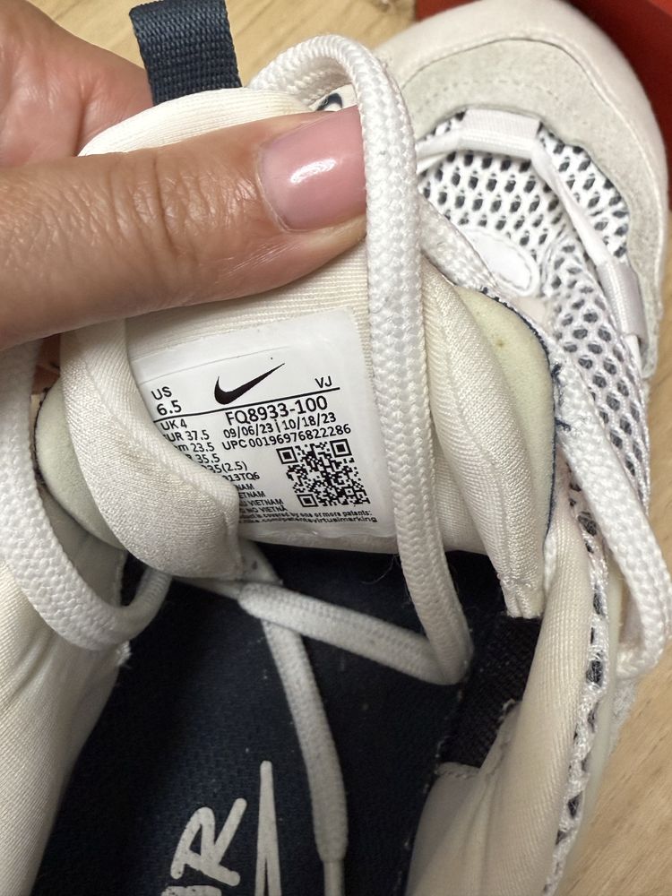 Кросівки Nike Air Max Furyosa - білого кольору з синіми вставками