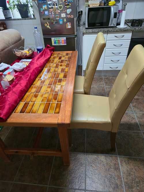 Mesa comedor em pinho e cadeiras