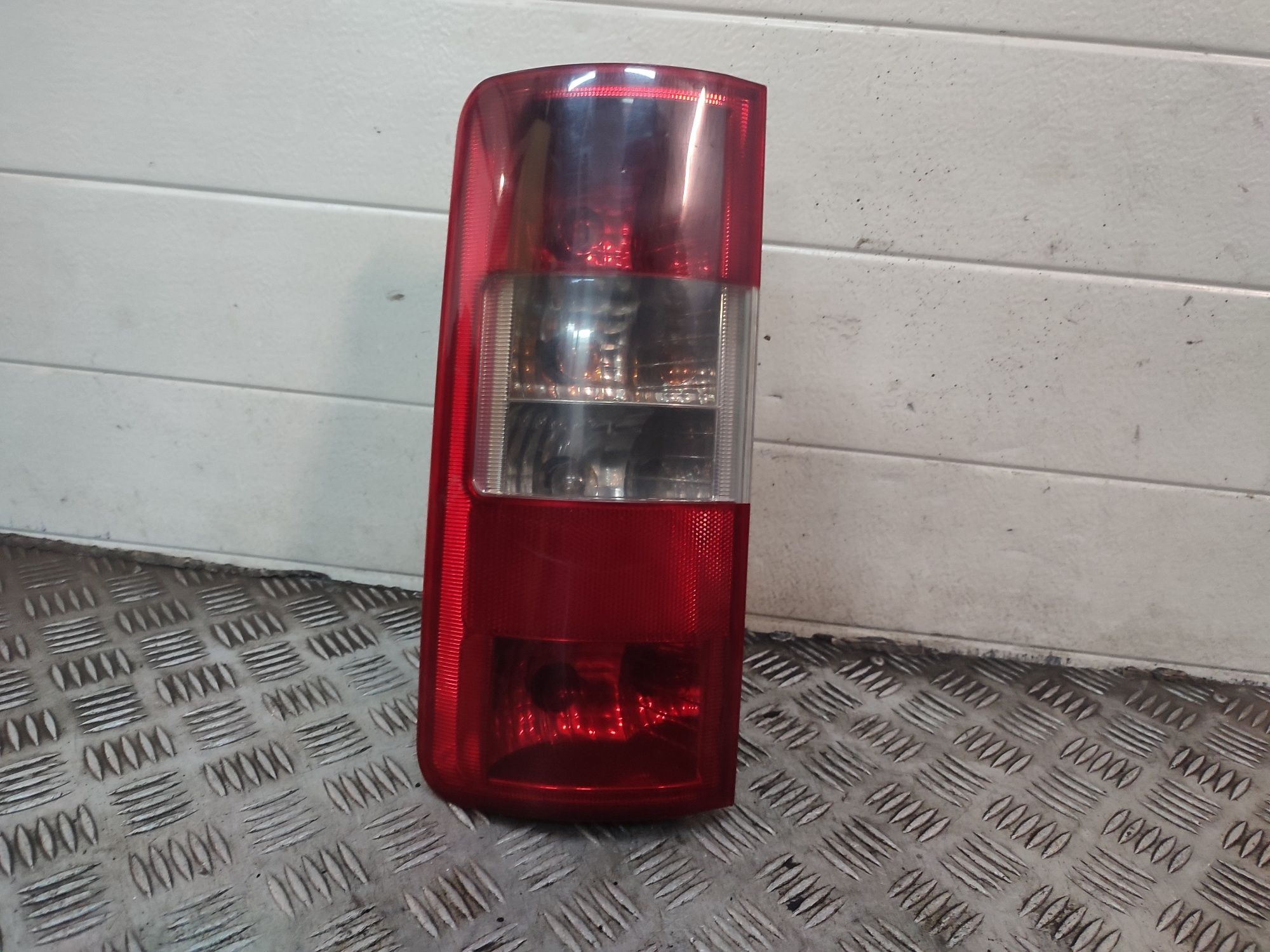 Ford Transit Connect I 02-13r lampa lewy tył tylna