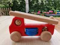 Drewniana zabawka, wóz strażacki.