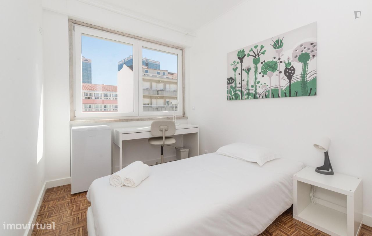 427246 - Quarto com cama de solteiro, com casa...