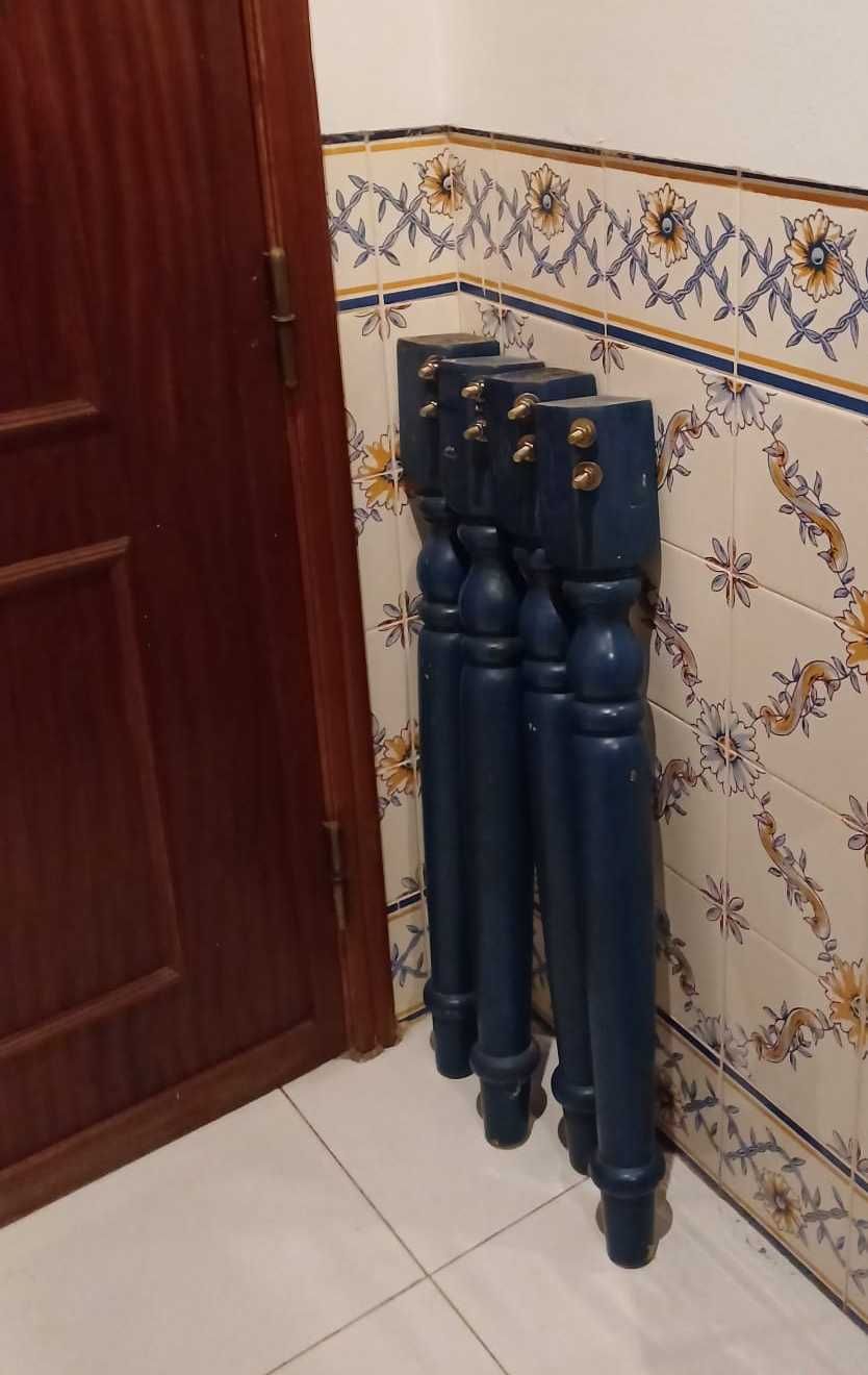 Mesa de madeira maciça para recuperar com 4 cadeiras