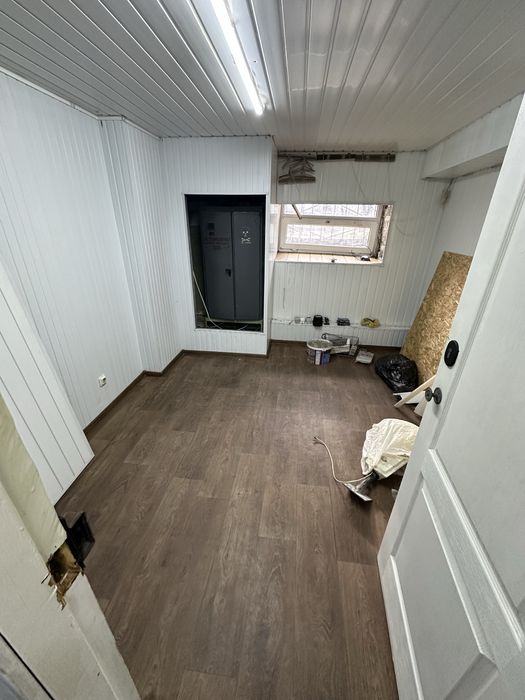 Оренда офісу 220 м² — 7 кабінетів, цоколь, вул. Незалежної України, 51