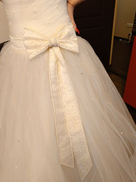 Весільння сукня з підюбником