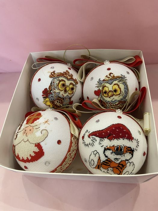 набор вышитых елочных шаров