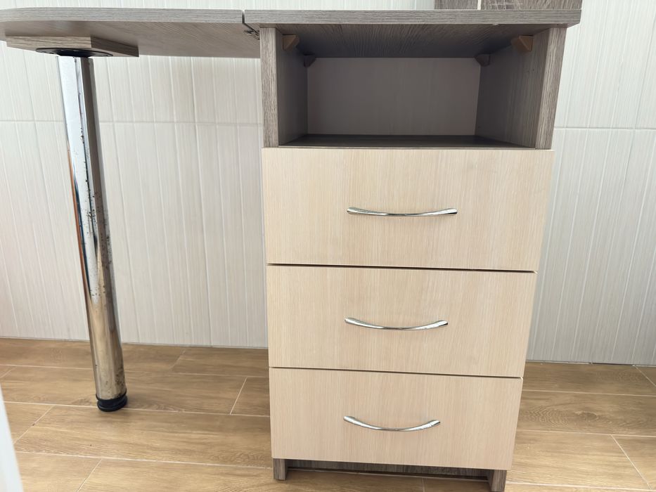 Столик для маніккюру